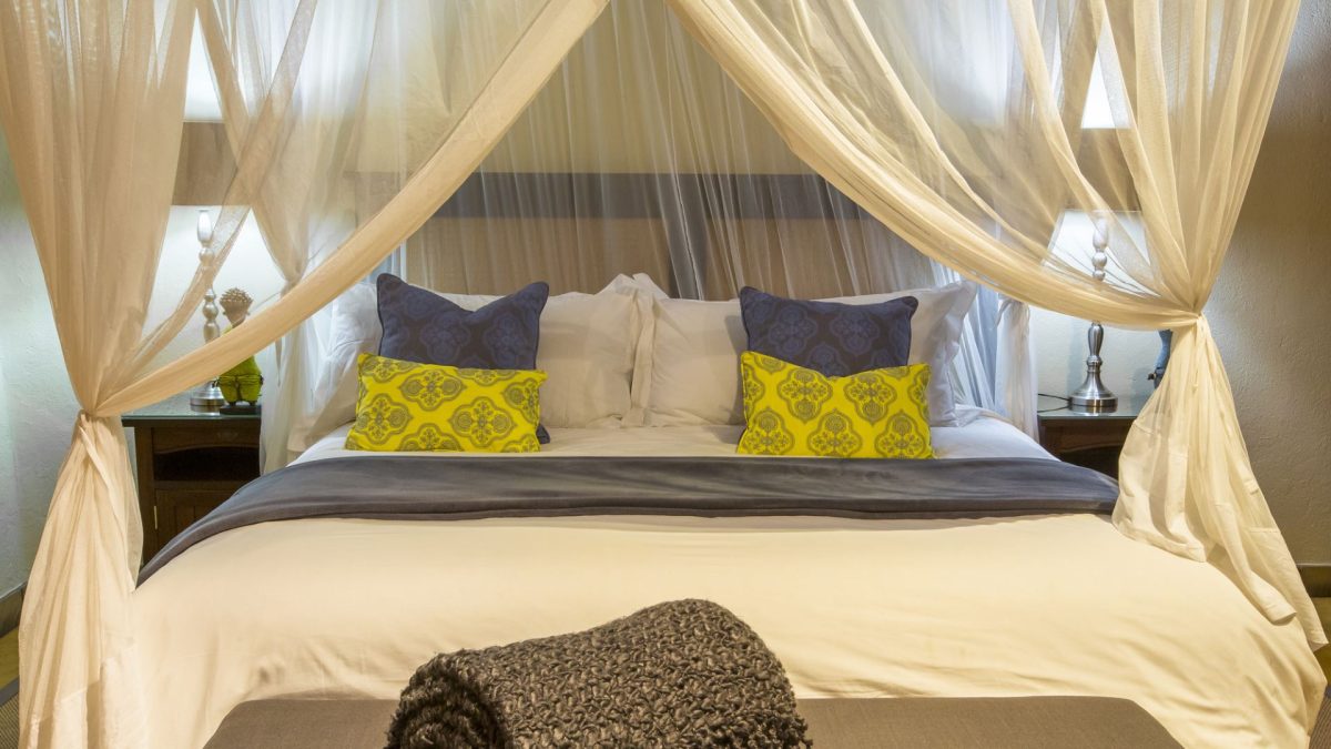 16._luxury_suite_bedroom