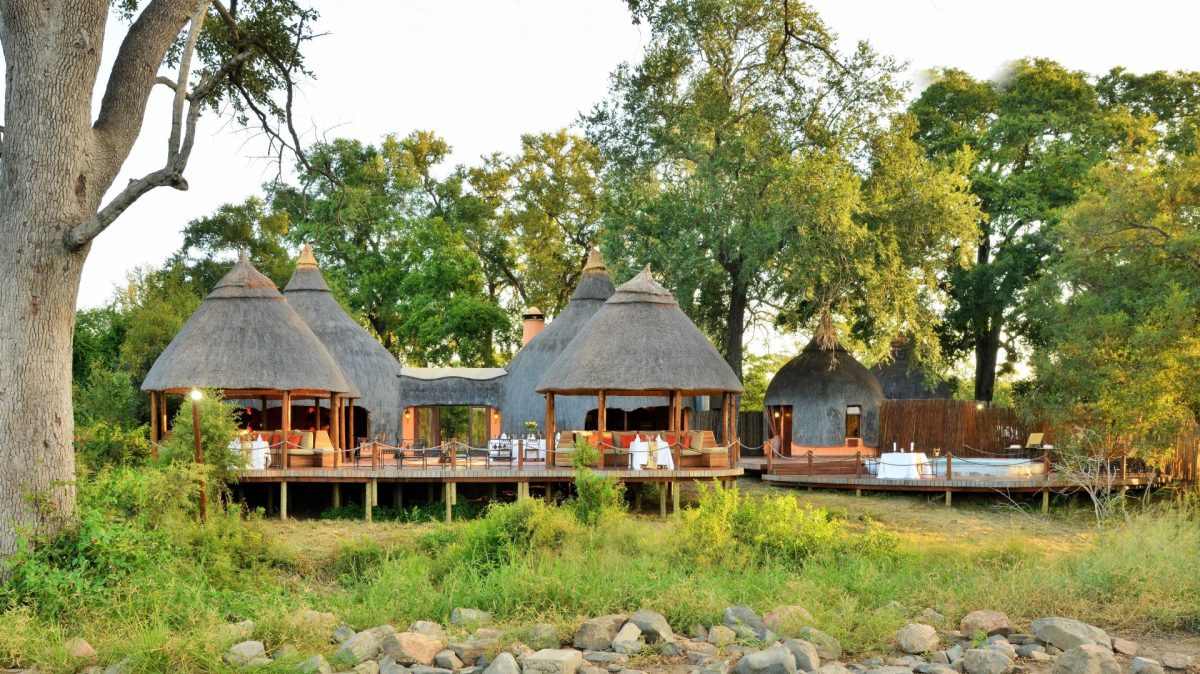 Hoyo-lodge-exterior