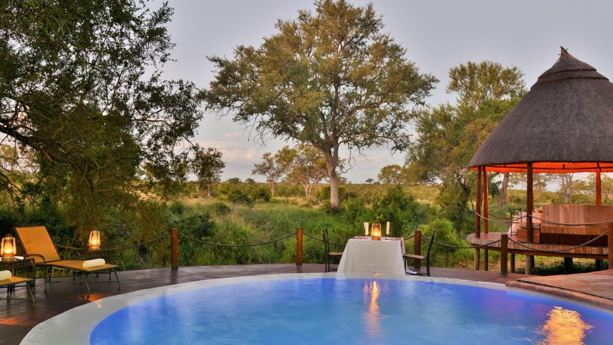 Hoyo-pool-deck-dining