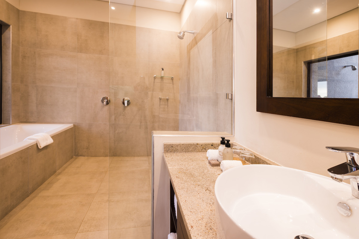 MakalaliMainLodge-132-Superior-Bathroom