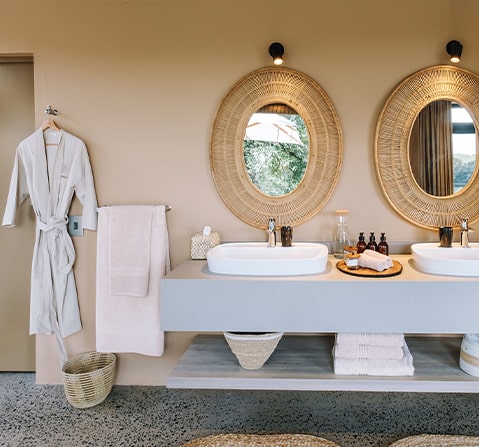 mfulawozi-wilderness-mthembu-lounge-bathroom-mirrors-and-basin