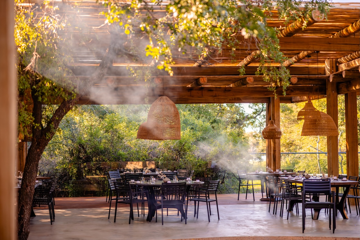 Kapama-River-Lodge-Boma-safari-dining-tabel-set-up