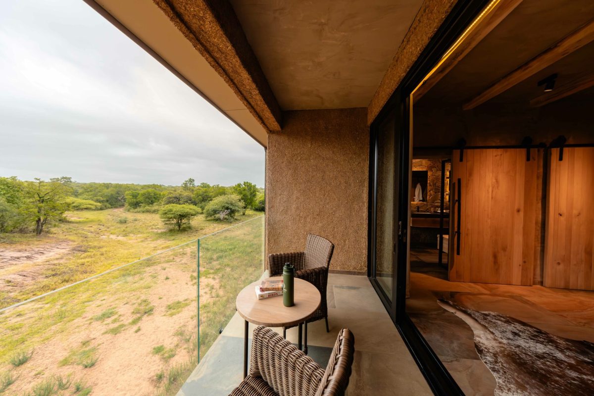 Kapama-River-Lodge-Deluxe-Suite-balcony--scaled