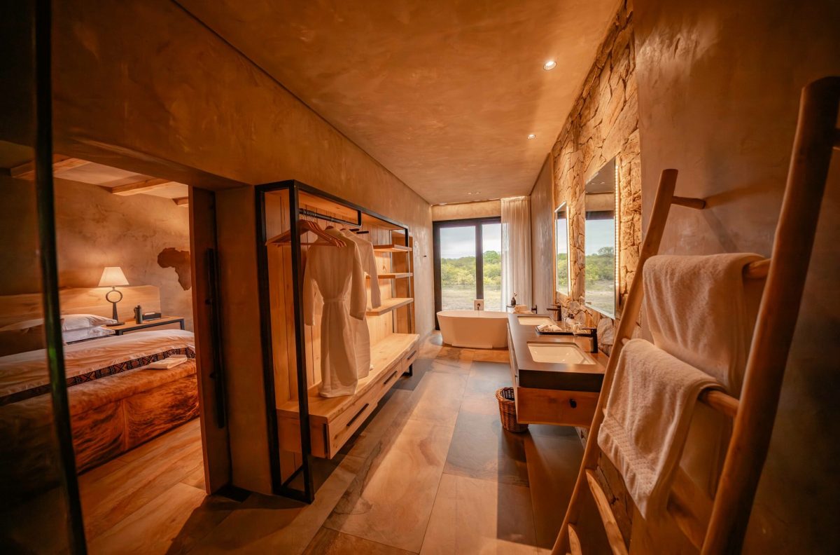 Kapama-River-Lodge-Deluxe-Suite-bathroom-1-scaled