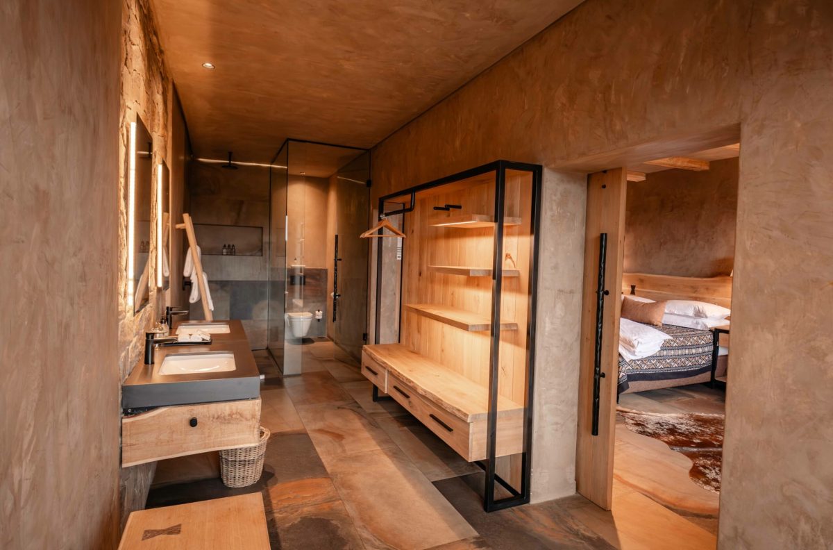 Kapama-River-Lodge-Deluxe-en-suite-scaled