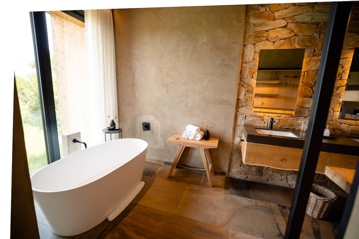 Kapama-River-Lodge-Deluxe-suite-bath