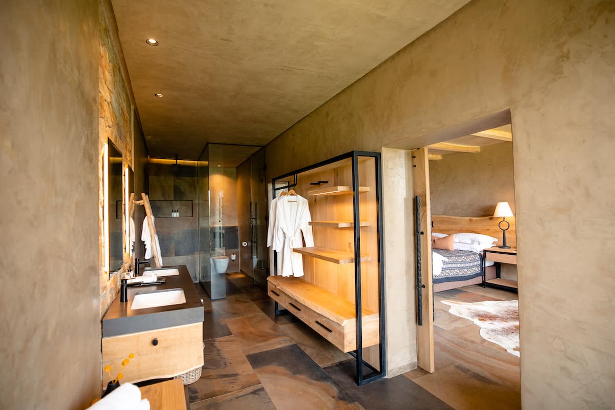 Kapama-River-Lodge-Deluxe-suite-bathroom-shower