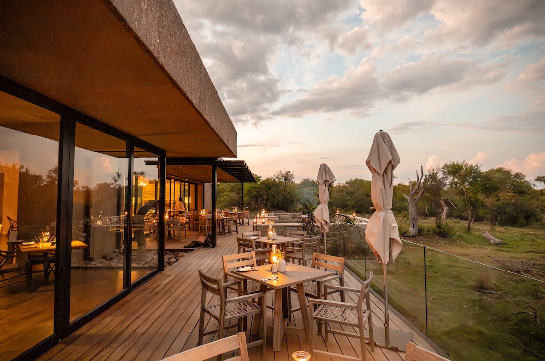 Kapama-River-Lodge-Xitsumbeni-deck-area