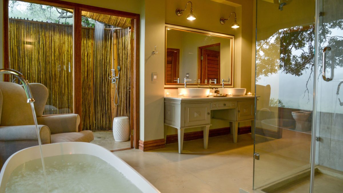 Lion-Sands_Narina-Lodge_3_Suite_Bathroom-2