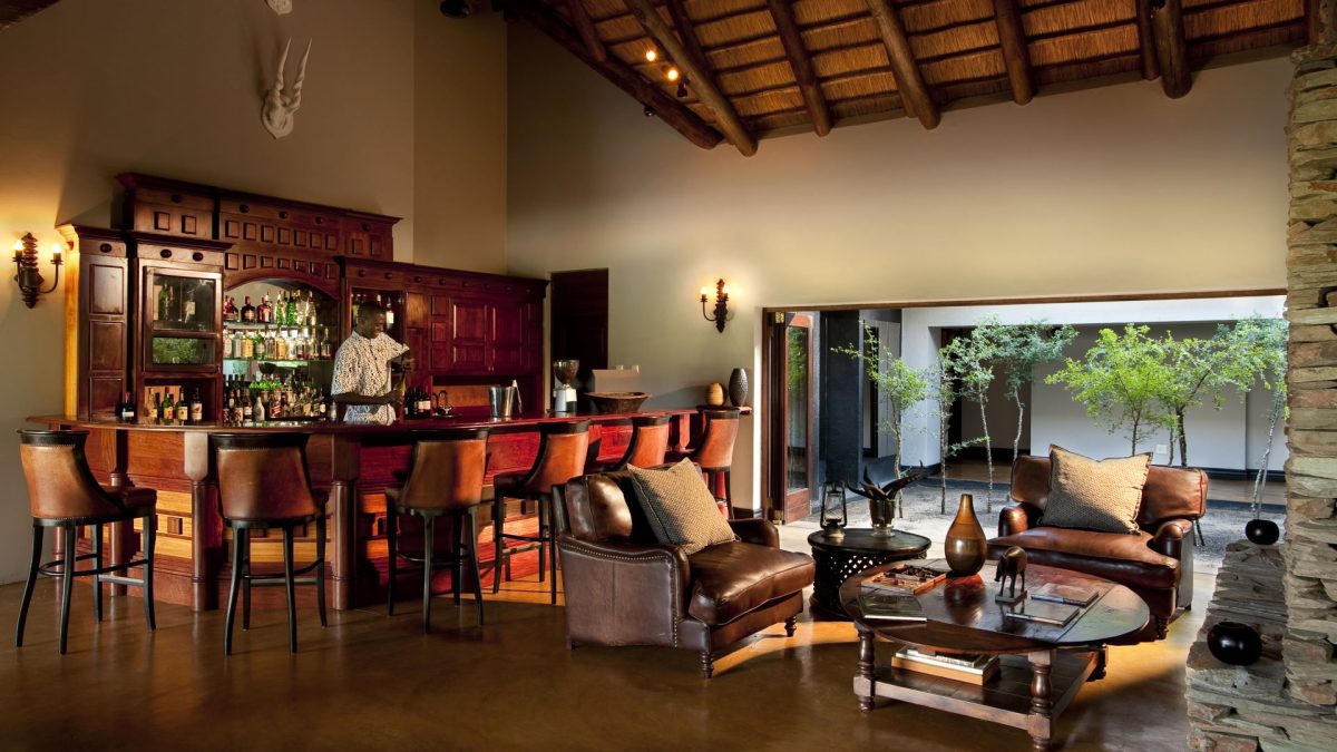 Lion-Sands_Tinga-Lodge_2_Guest-Bar-Area-1