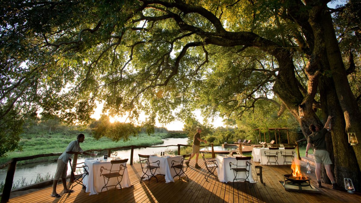 Lion-Sands_Tinga-Lodge_2_Guest-Deck-Dining-Area
