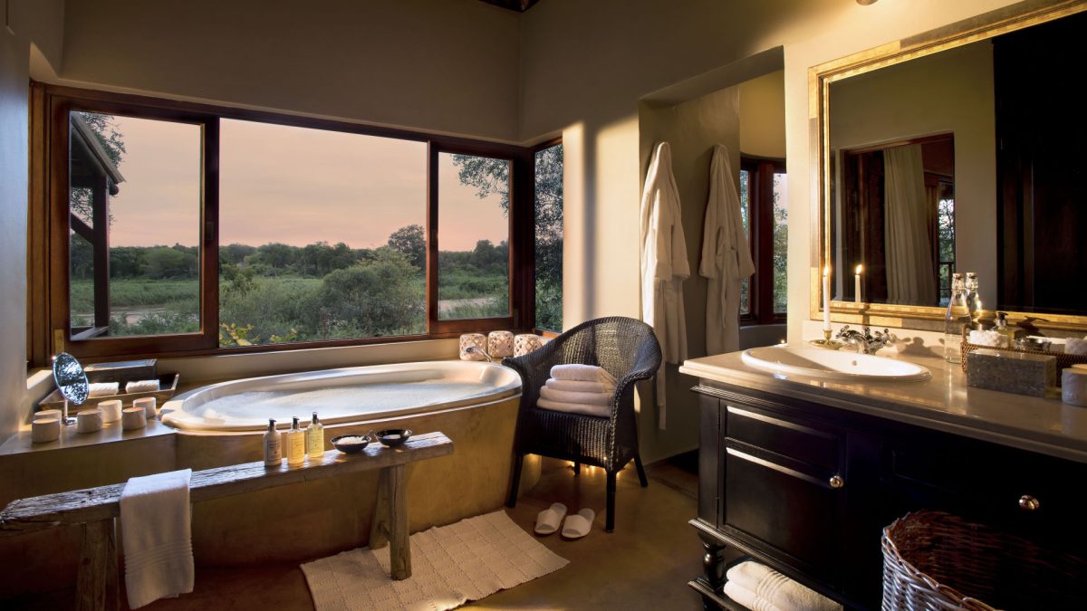Lion-Sands_Tinga-Lodge_3_Suite_Bathroom-