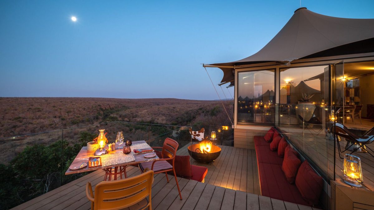 Noka-dining-on-deck