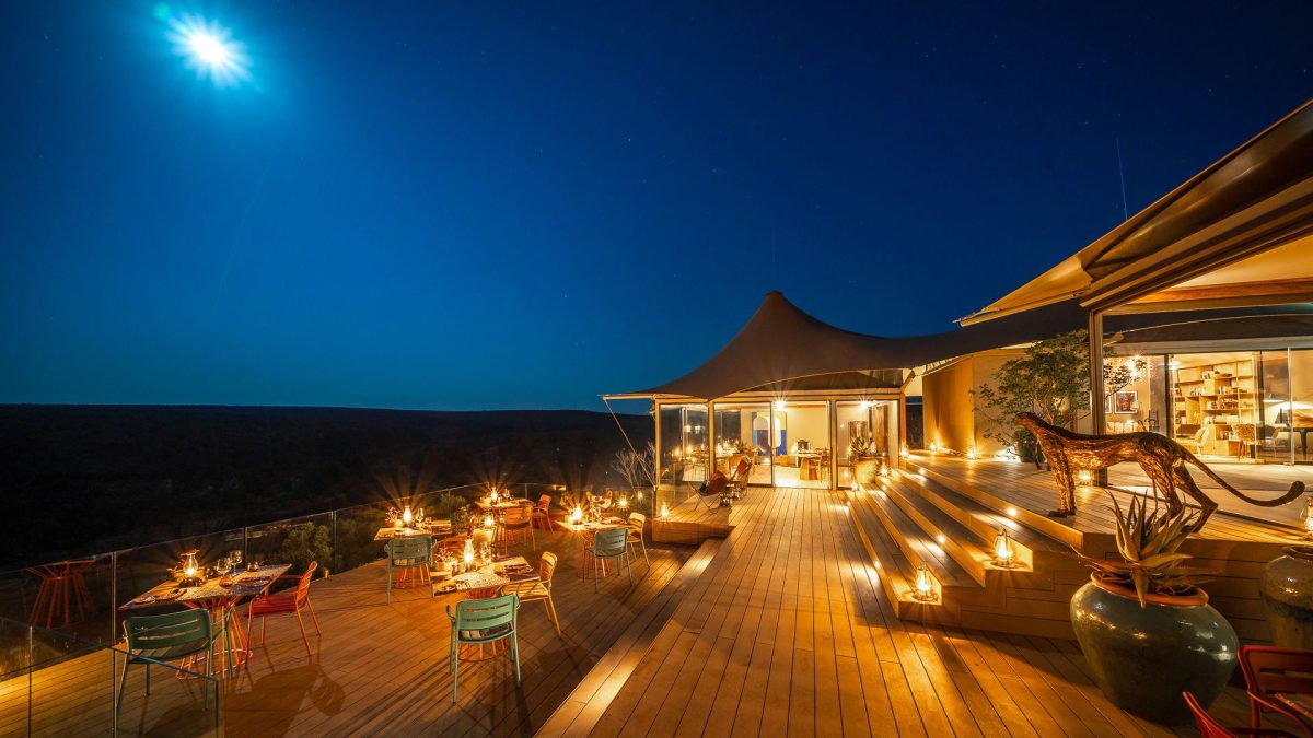 Noka-dining-on-deck2