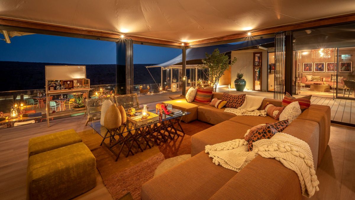 Noka-lounge-at-night
