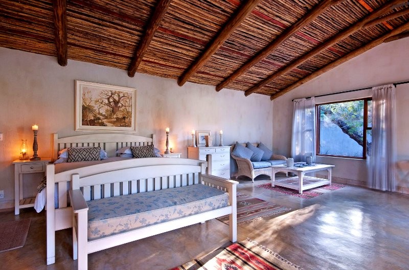 Nottens-suites-are-lit-with-paraffin-lamps-and-candles-which-replace-electric-lighting-for-that-romantic-ambience