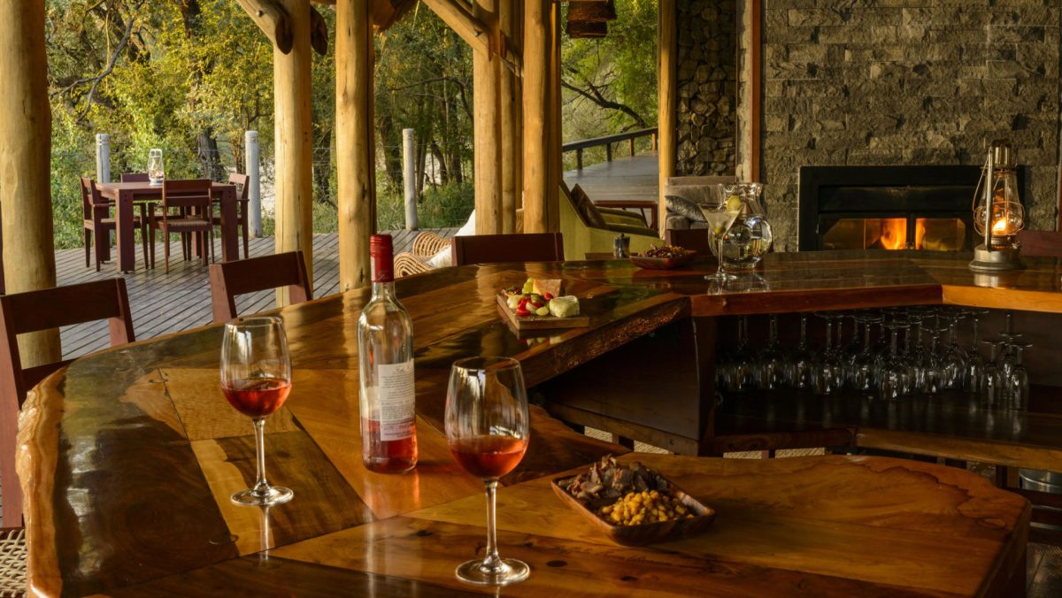 Rhino-Post-Safari-Lodge-Bar