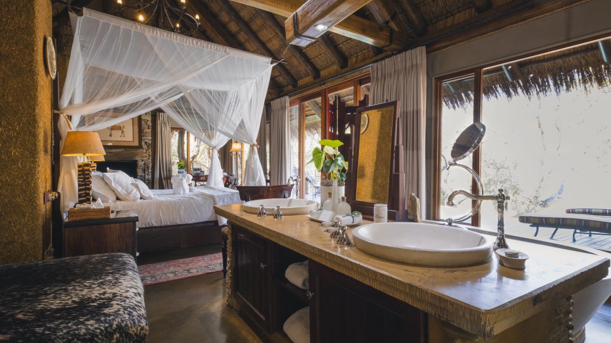 Suite-Interior-with-Open-Plan-Bathroom