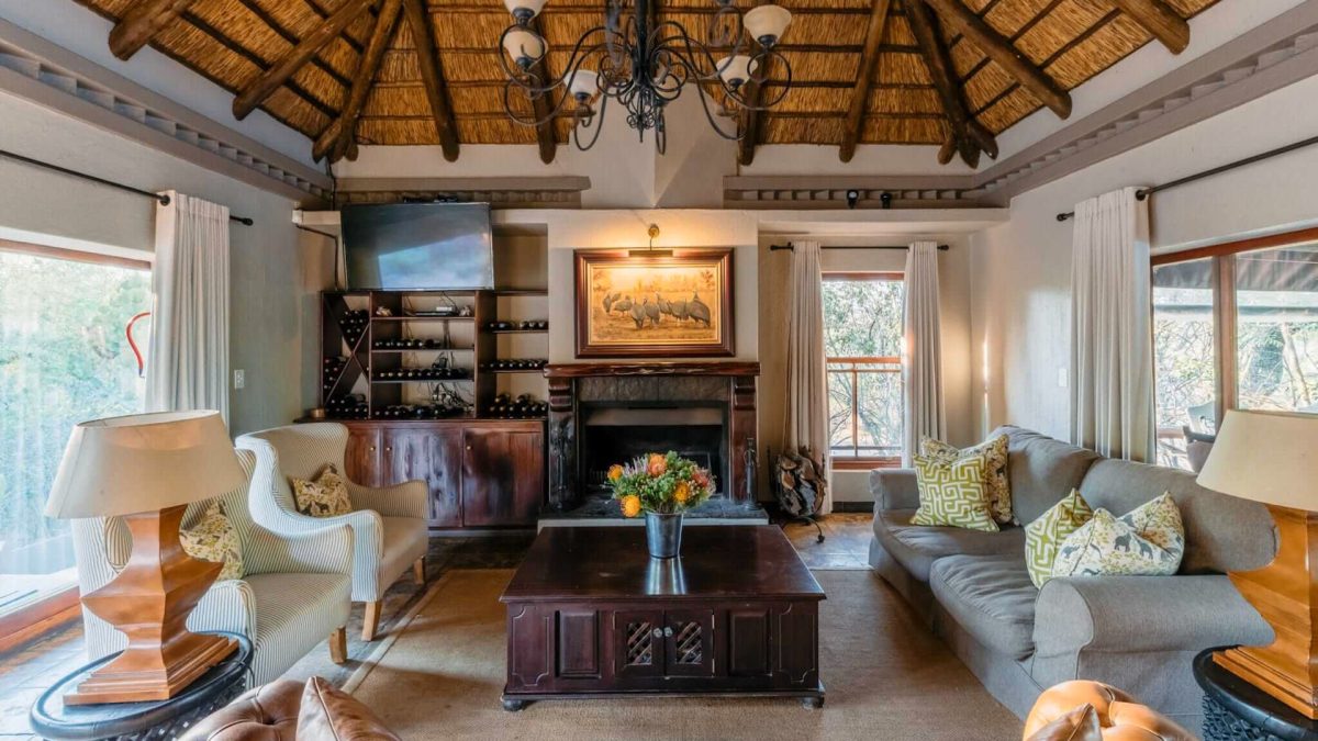 Thornybush-Luxury-Game-Lodge-Waterbuck-Lodge-Living-Area