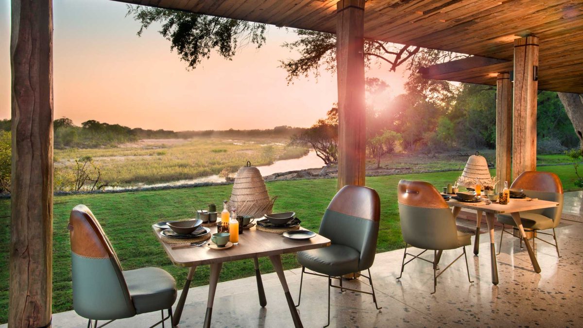 guest-dining-area-at-andbeyond-tengile