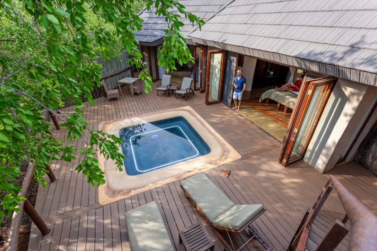 madikwe-hills-mvr-accommodation-room-6-honeymoon-suite-05-1350x900