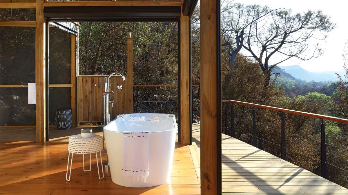 Luxurious bathroom at your private Pel’s Post safari camp