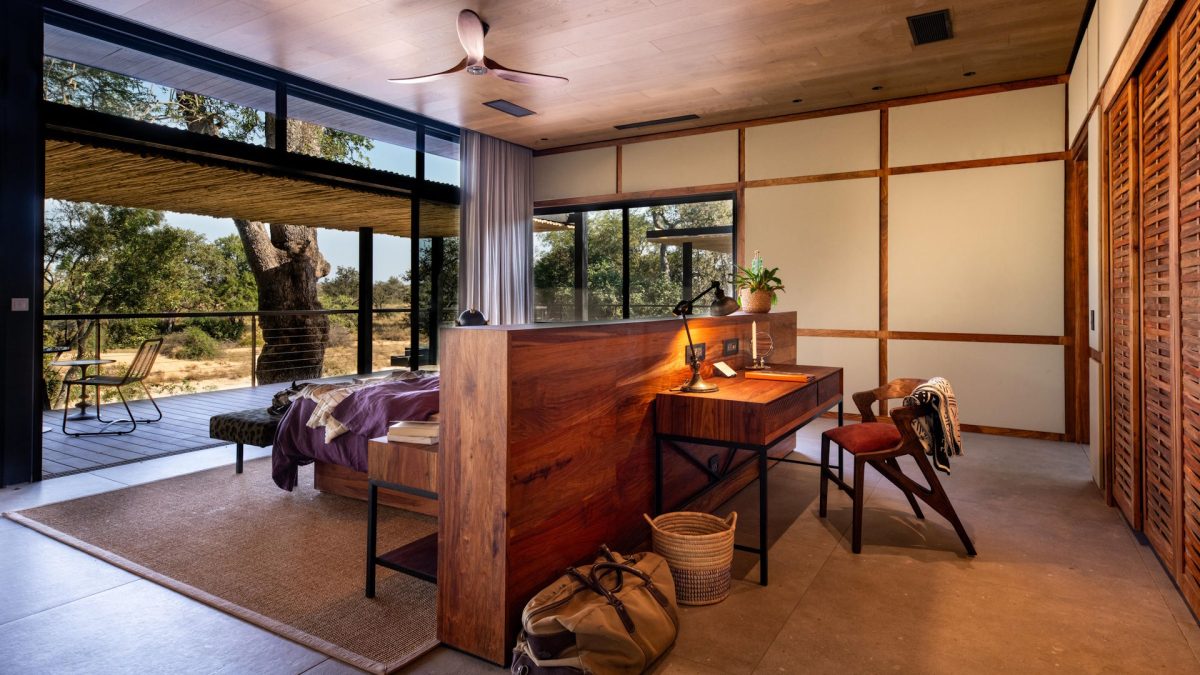 tanda_tula_-_safari_camp_-_interior_-_work_station