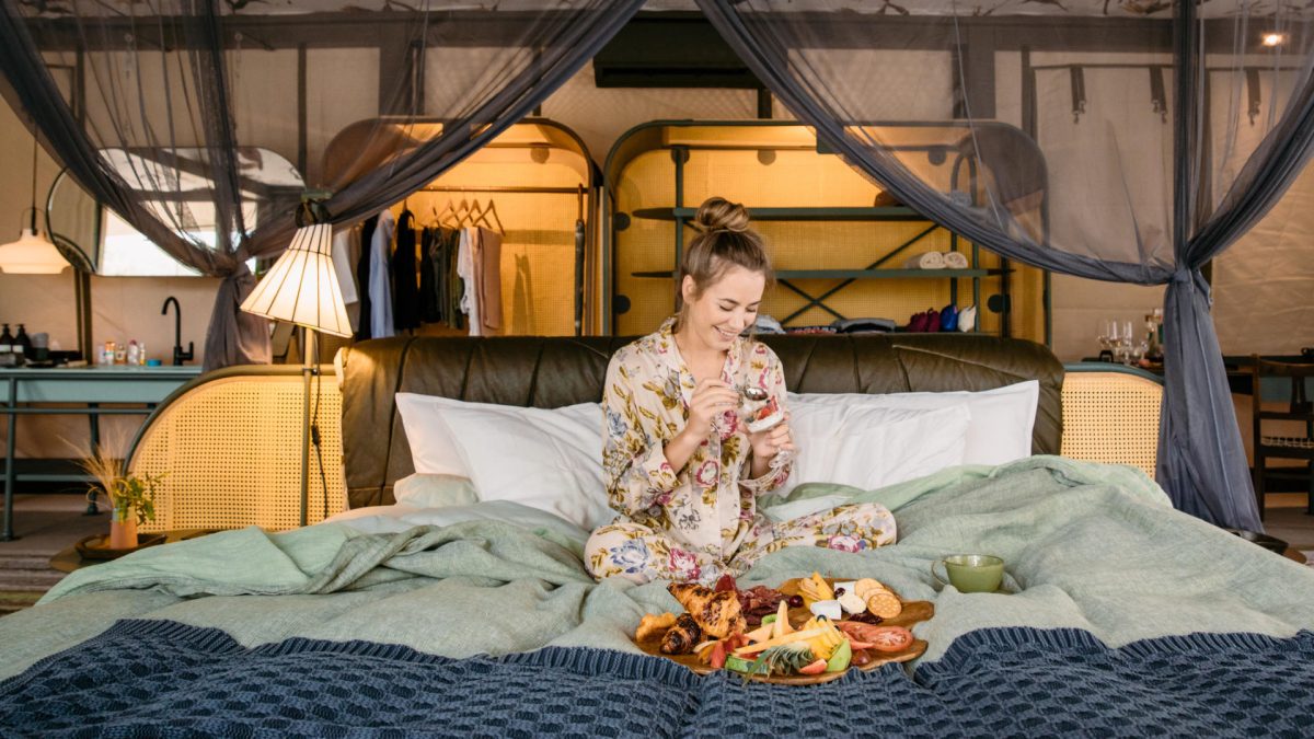 tb_-_lifestyle_-_girl_breakfast_in_bed_-_fr_028